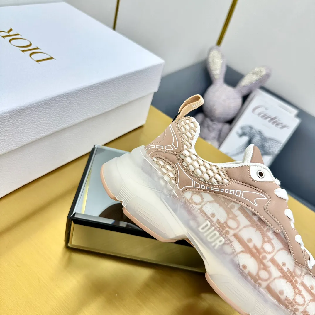 👟👟Ex-factory price 700👟👟 Top version 🌟🌟Dior 2024 spring and summer catwalk new style Vibe iconic fashion modern sports dad shoes CD letter logo Oblique printed pattern lace-up color-blocking thick-soled running shoes Stars' same jelly color casual women's shoes The top high-end version on the market Material: The upper is made of special technology with mesh fabric spliced with metal cowhide + environmentally friendly breathable fabric lining + original molded Tpu combination outsole. Bottom thickness: 4CM Size: 35-40 standard code (34.41 customization is not returnable)